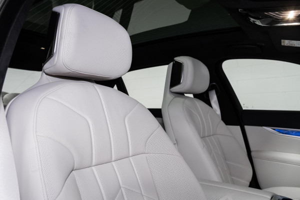 2026 BMW 7 Series G70 740i M Sport Sedan image 9