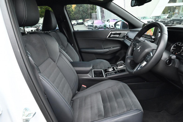 2024 Mitsubishi Outlander ZM Black Edition SUV Image 14