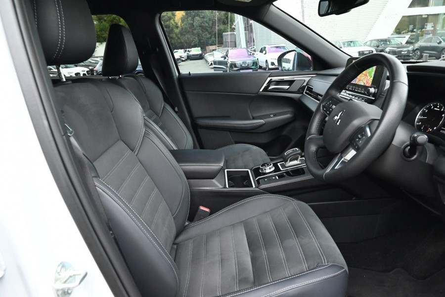 2024 Mitsubishi Outlander ZM Black Edition SUV Image 14