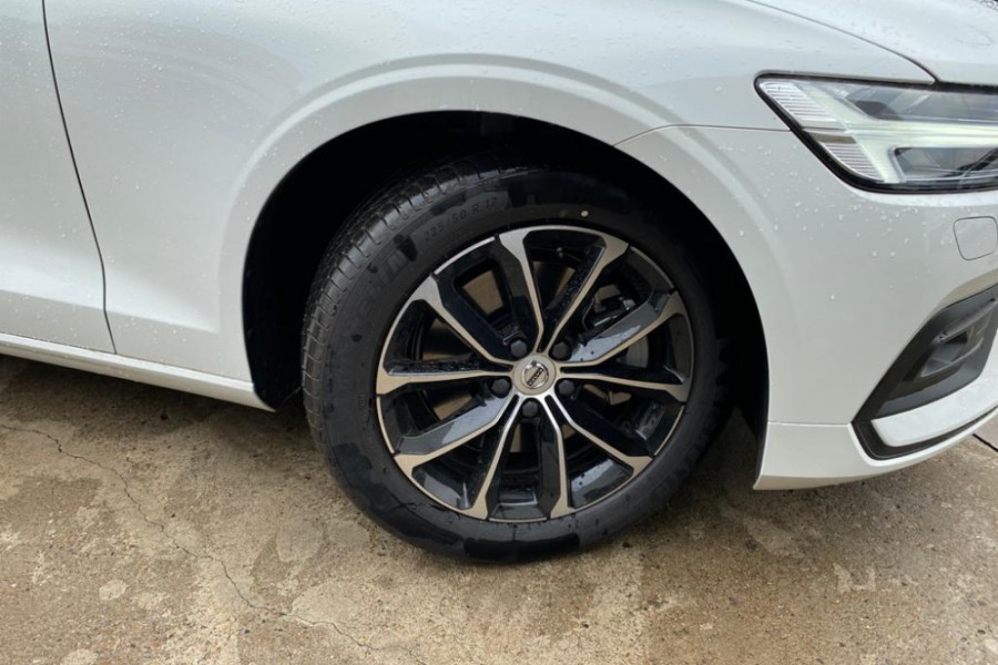 2020 Volvo V60 F-Series T5 Momentum Wagon Image 12