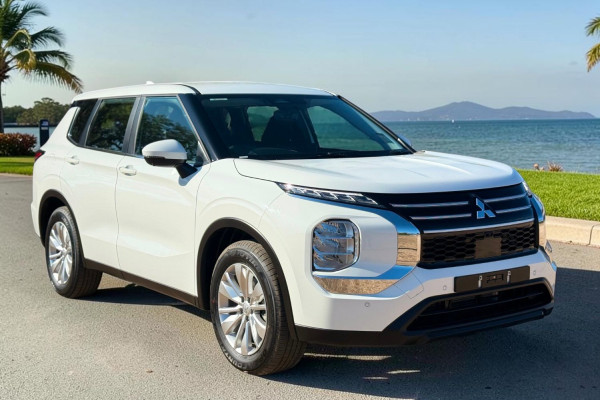 2025 Mitsubishi Outlander ZM ES SUV Image 1
