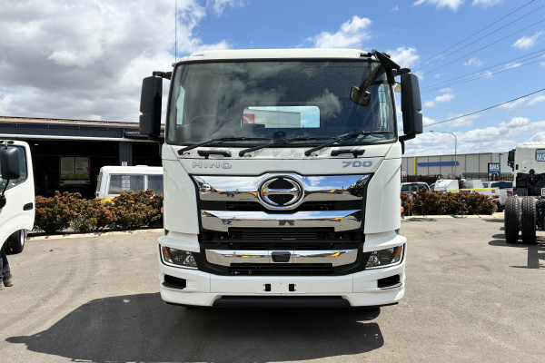 2026 Hino 700 FS 2632 AT LEAF 4575 FS Cab Chassis Image 3