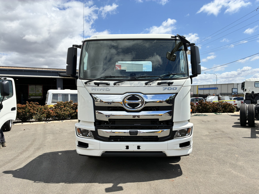 2026 Hino 700 FS 2632 AT LEAF 4575 FS Cab Chassis Image 3