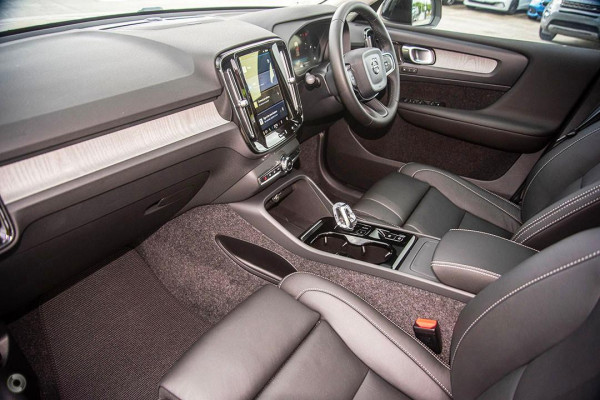 2026 Volvo XC40 XZ Ultra B4 Dark SUV Image 7