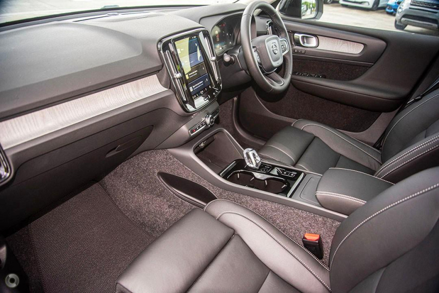 2026 Volvo XC40 XZ Ultra B4 Dark SUV Image 7