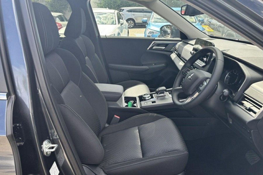 2024 Mitsubishi Outlander ZM LS SUV Image 14