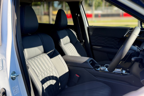 2025 Mitsubishi Outlander ZM Exceed SUV Image 9