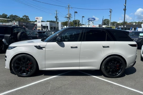 2026 Land Rover Range Rover D300 SE SUV Image 3
