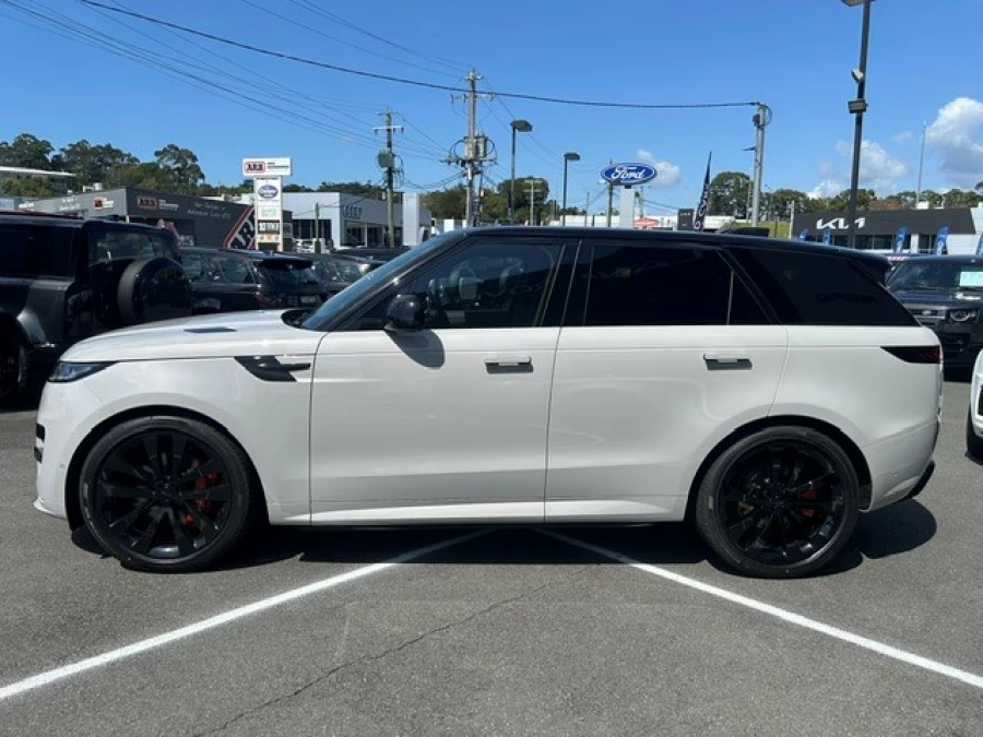 2026 Land Rover Range Rover D300 SE SUV Image 3