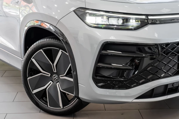 2026 Volkswagen Tayron R4 200TSI eHybrid R-Line SUV Image 6