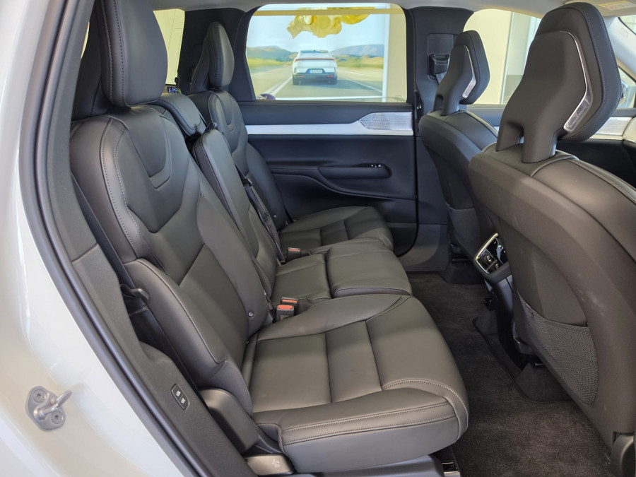 2026 Volvo EX90  Ultra Twin Motor Performance SUV Image 17