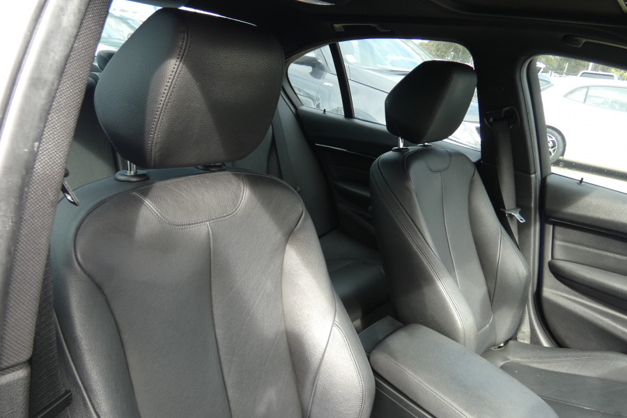 2016 BMW 330i F30 LCI LUXURY LINE Sedan Image 14