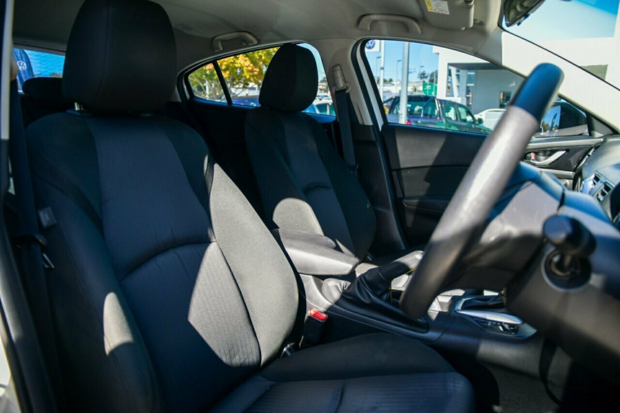 2015 Mazda 3 BM5478 Neo SKYACTIV-Drive Hatch Image 18