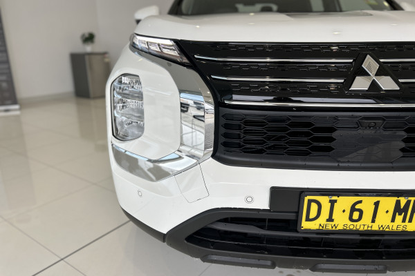2023 MY24 Mitsubishi Outlander ZM ES SUV Image 3