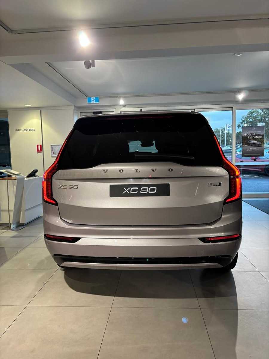 2026 Volvo XC90 L Series Ultra B5 Dark SUV Image 2