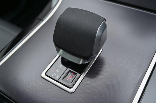 2025 MY26 Land Rover Range Rover Velar L560 P250 Dynamic SE SUV image 17