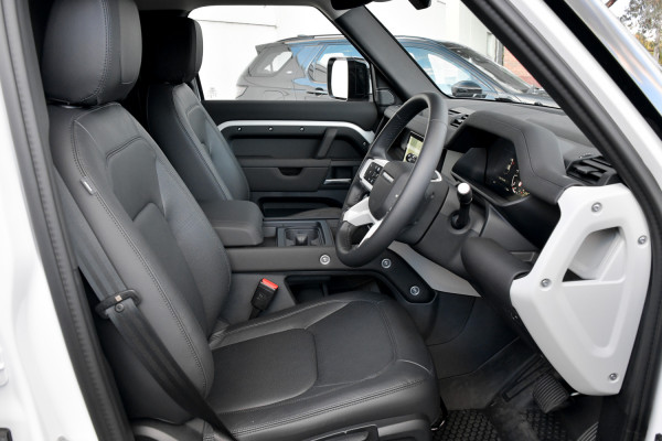 2024 Land Rover Defender L663 110 D250 Hard Top S Coupe image 5
