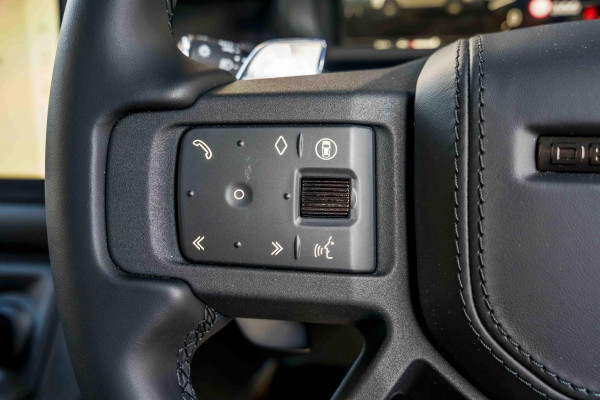2025 MY25.5 Land Rover Defender L663 110 P635 OCTA SUV image 12