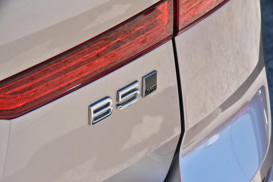 2023 Volvo XC60  Ultimate B5 Bright SUV Image 19