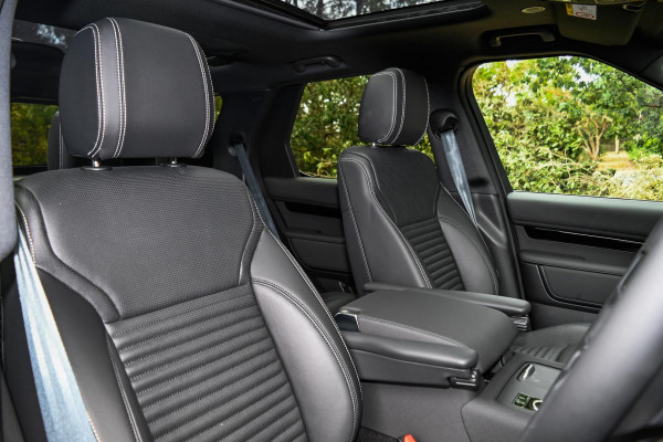 2025 Land Rover Discovery Series 5 D350 S SUV image 8