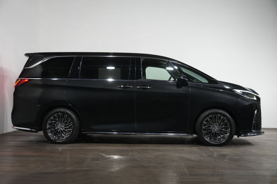 2025 Lexus LM 500h Ultra Luxury Black Trim SUV Image 4