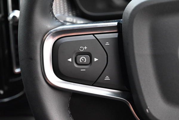 2025 Volvo XC40 XZ Ultra B4 Bright SUV image 16