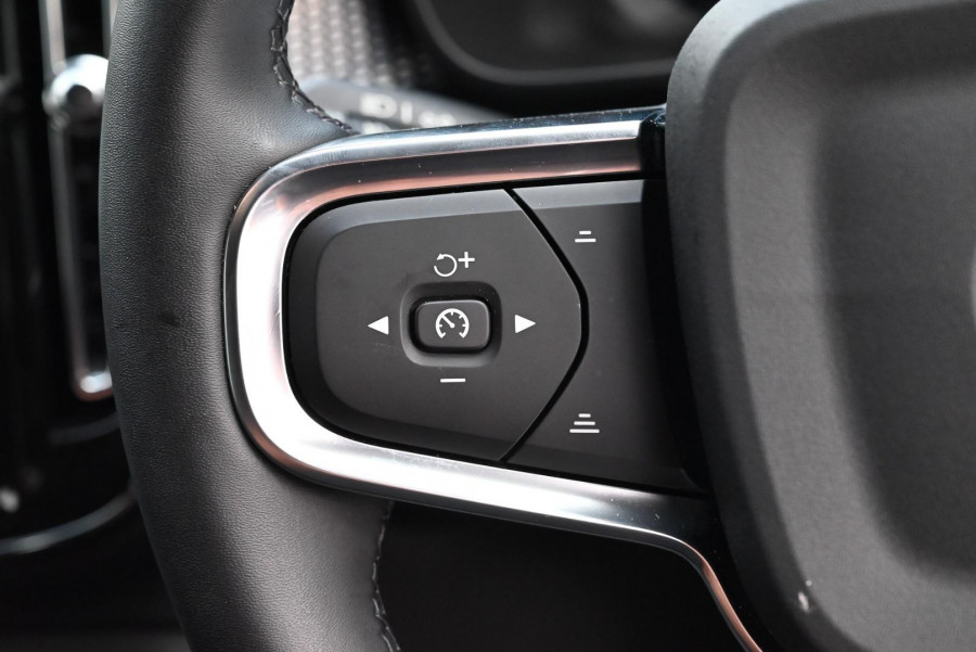 2025 Volvo XC40 XZ Ultra B4 Bright SUV Image 16