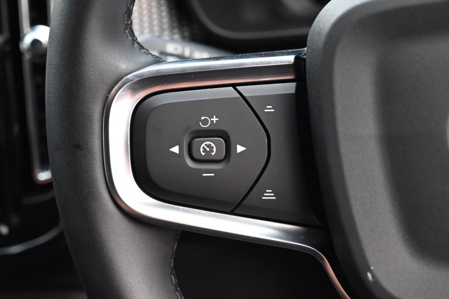 2025 Volvo XC40 XZ Ultra B4 Bright SUV