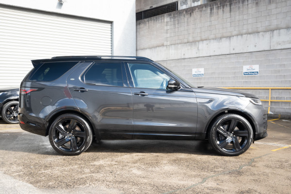 2026 Land Rover Discovery Series 5 D350 Dynamic SE SUV image 3