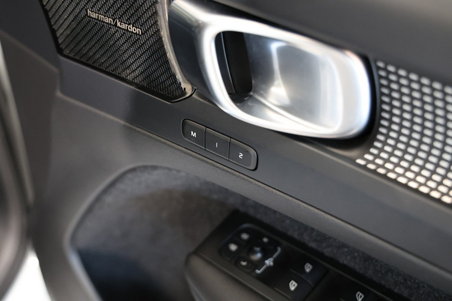 2021 Volvo XC40 XZ T5 R-Design SUV Image 12