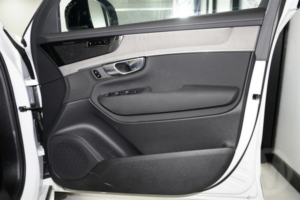 2026 Volvo XC90 L Series Ultra B5 Dark SUV Image 12