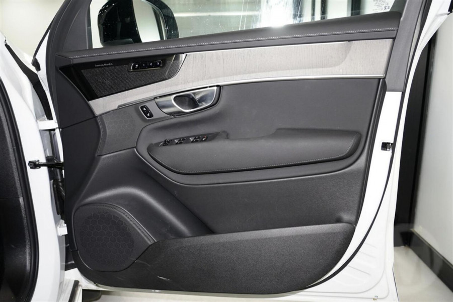 2026 Volvo XC90 L Series Ultra B5 Dark SUV Image 12