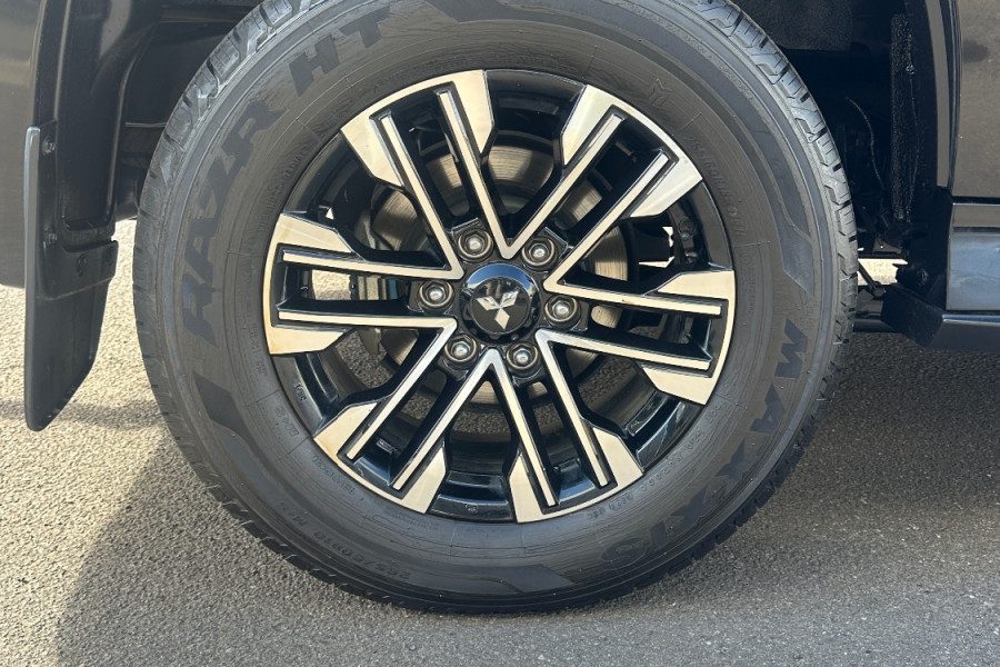 2020 Mitsubishi Pajero Sport QE GLS SUV Image 14
