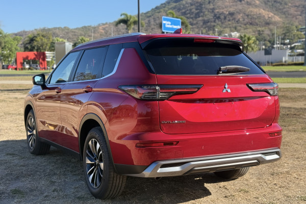 2025 Mitsubishi Outlander ZM LS SUV Image 3
