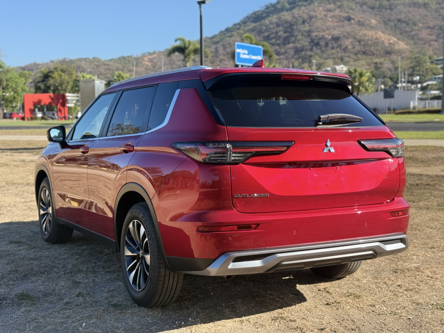 2025 Mitsubishi Outlander ZM LS SUV Image 3