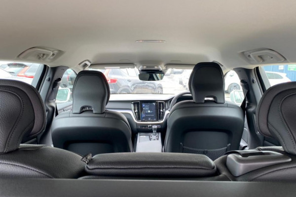 2020 Volvo V60 F-Series T5 Momentum Wagon Image 4
