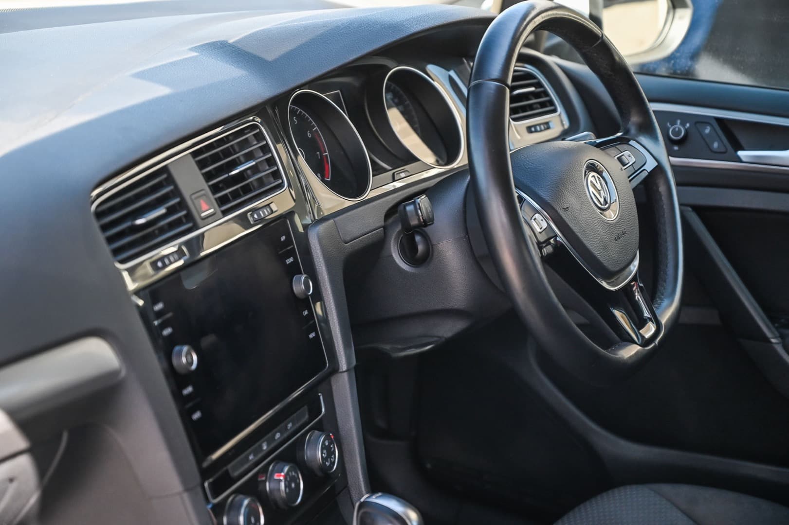 2018 Volkswagen Golf 7.5  110TSI 110TSI - Trendline Hatch Image 21
