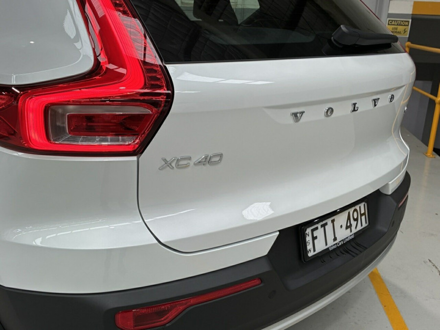 2025 Volvo XC40 XZ Plus B4 SUV Image 7