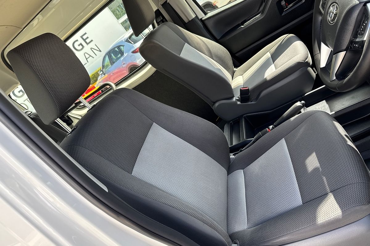 2019 Toyota HiAce GDH300R Commuter Van Image 10