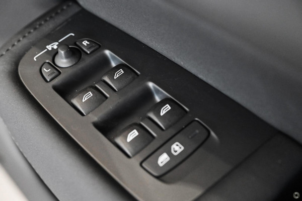 2026 Volvo XC60 UZ Ultra B5 Dark SUV Image 15