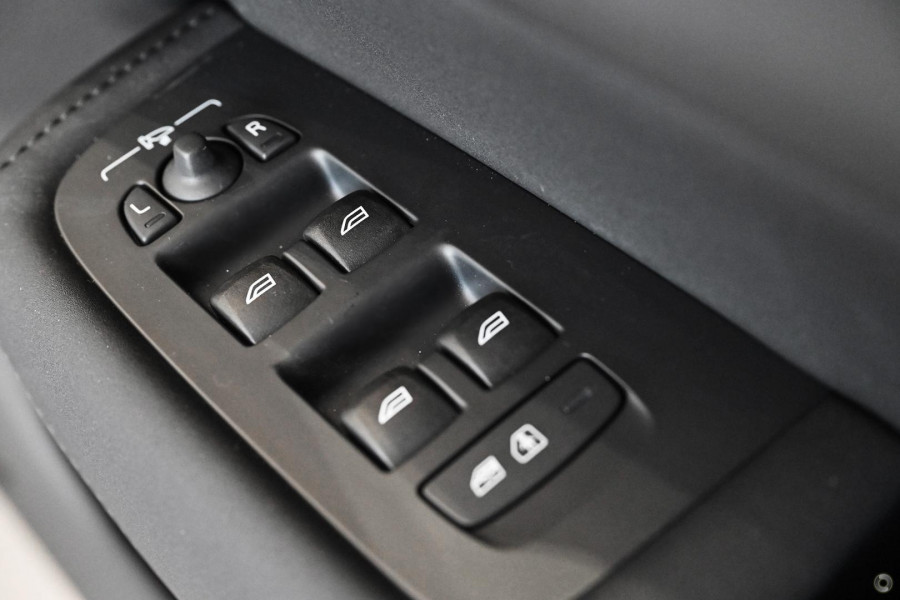 2026 Volvo XC60 UZ Ultra B5 Dark SUV Image 15