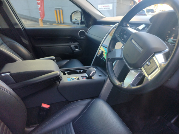 2021 Land Rover Discovery Series 5 D300 SE SUV image 8