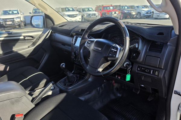 2017 Isuzu D-MAX  SX Cab Chassis Image 13