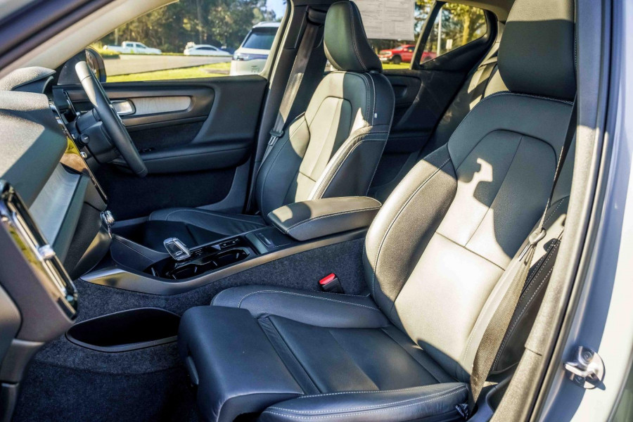 2025 Volvo XC40  Ultra B4 Dark SUV Image 7