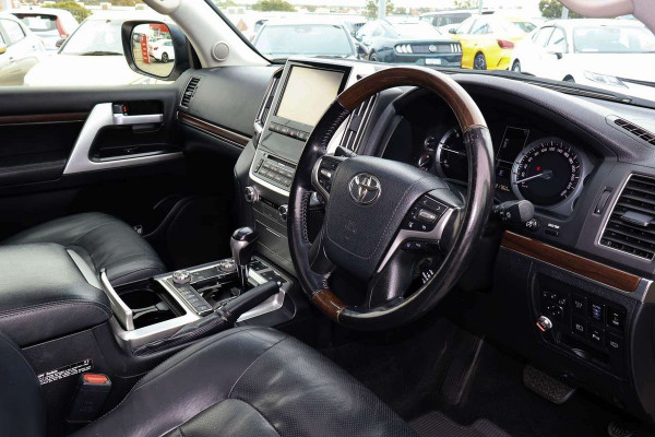 2016 Toyota LandCruiser VDJ200R Sahara SUV Image 16
