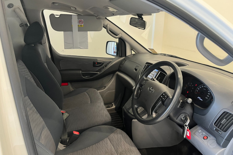 2017 Hyundai iLoad TQ3-V Series II  Van Image 11