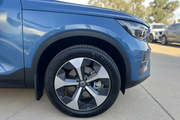 2024 MY25 Volvo XC40 XZ Ultra B4 Bright SUV Image 4