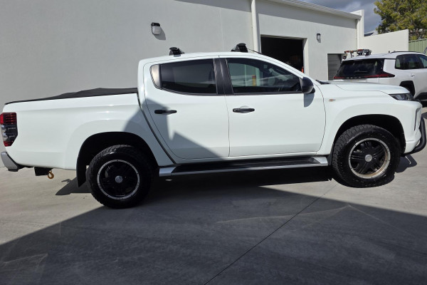 2019 Mitsubishi Triton MR GLX Cab Chassis Image 2