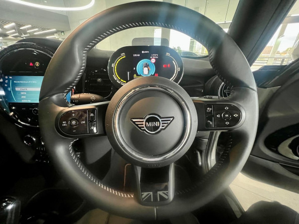 2021 MINI Cooper F56 LCI-2 Cooper SE MINI Yours Hatch image 13