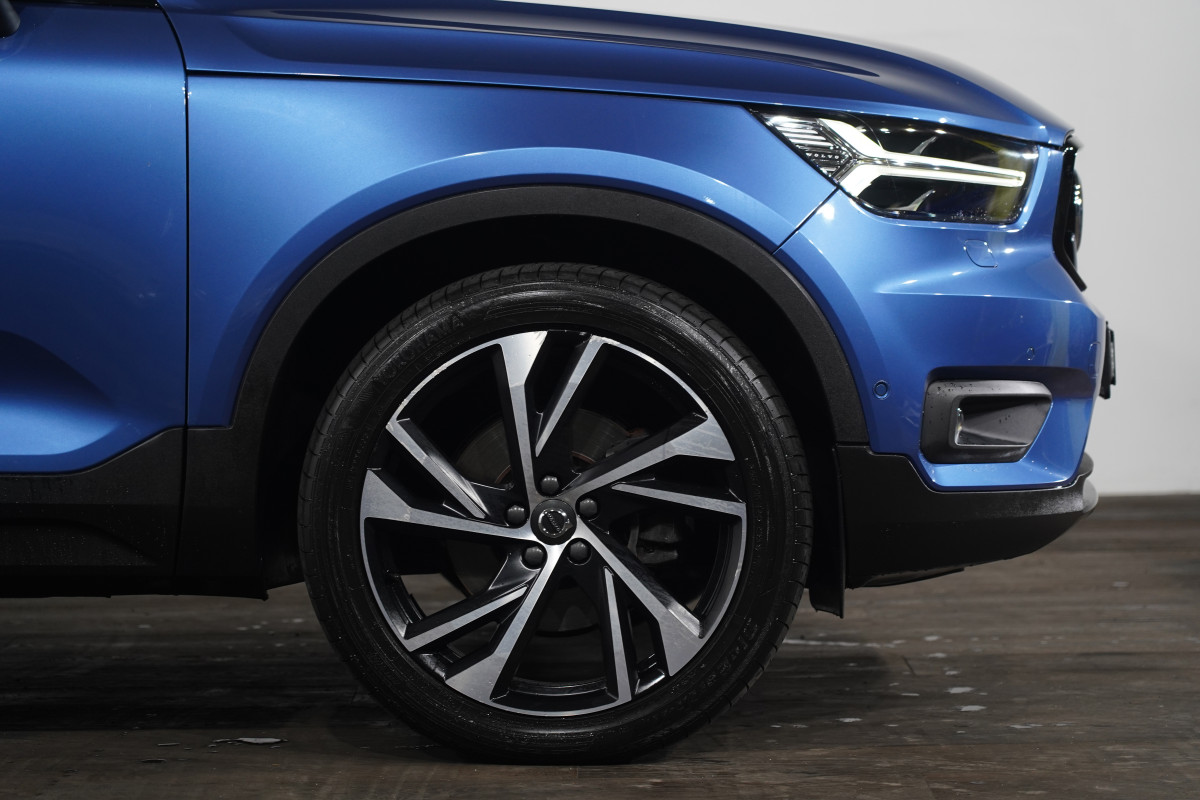 2018 Volvo Xc40 D4 R-Design (Awd) SUV Image 5